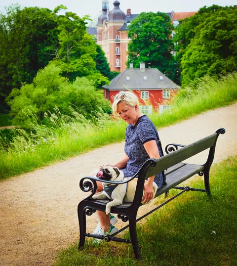 Anja og Buddy på bænken på Kastellet